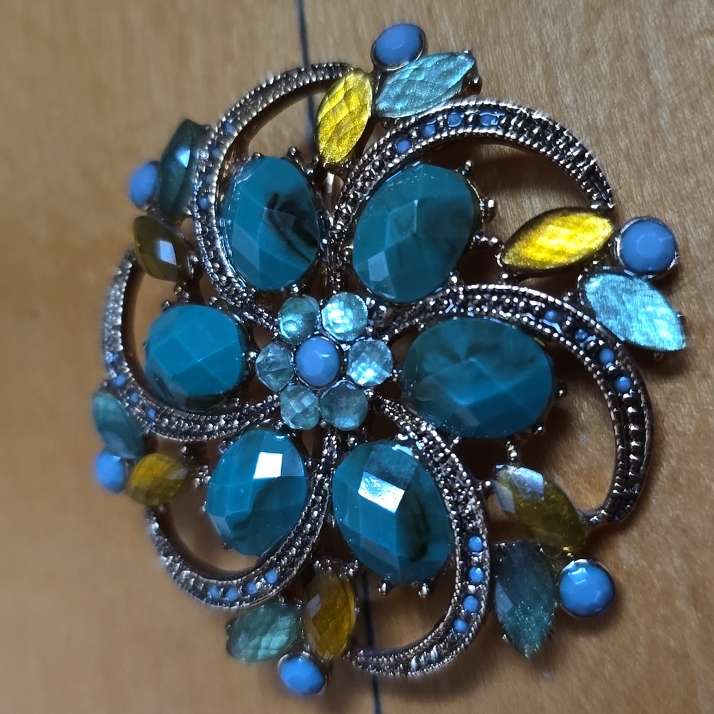 Liz Claiborne Elegant Gold and Green Brooch - Picture 3 of 6